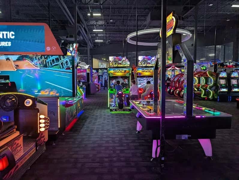 Dave & Busters Oakville — venue photo 4