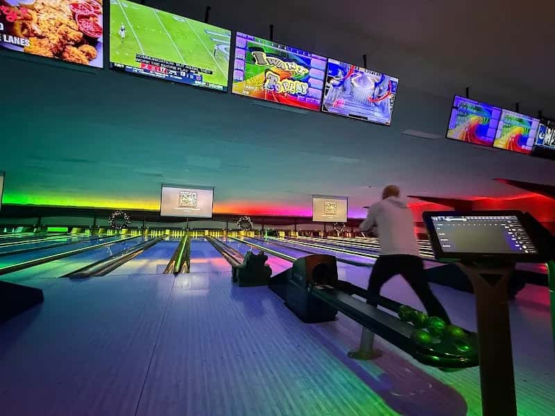 Hunters Bowl / Reds Bar & Grill Fairhaven — venue photo 2