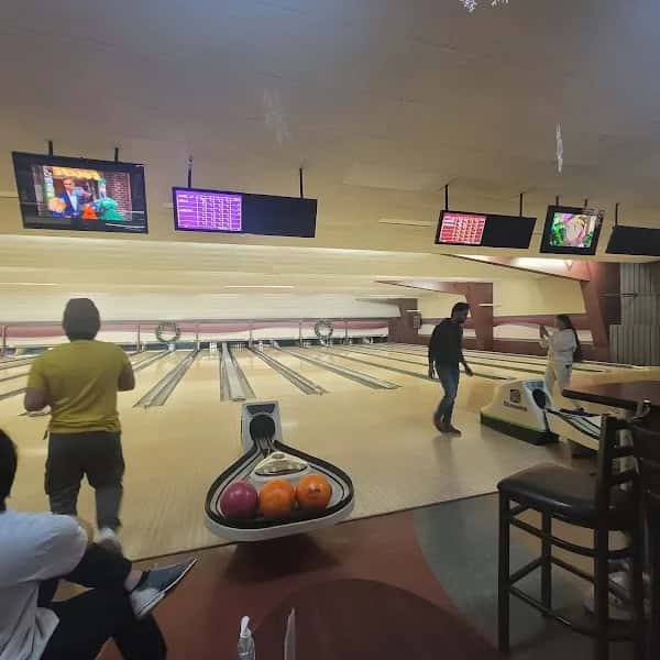 Hunters Bowl / Reds Bar & Grill Fairhaven — venue photo 3