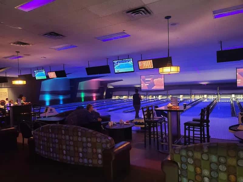 Hunters Bowl / Reds Bar & Grill Fairhaven — venue photo 4