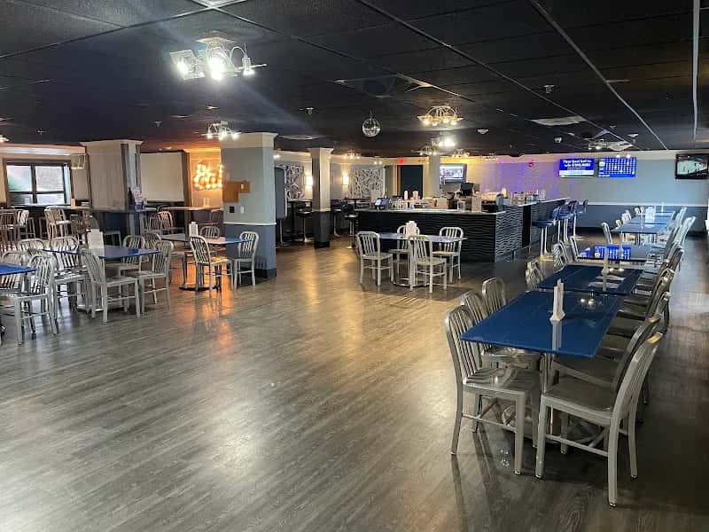 Waves Restaurant & Bar/Lakeside Inn — venue photo 3