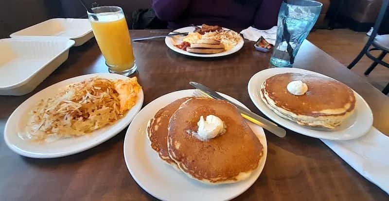 Denny's Mississauga ( 40 Courtneypark Dr ) — venue photo 4