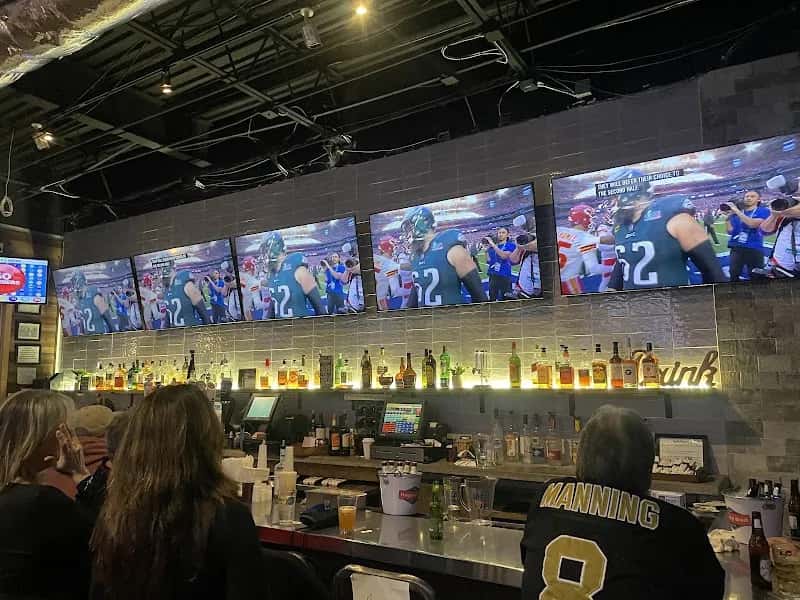 Momos Sports Bar & Grill - Holbrook  — venue photo 3