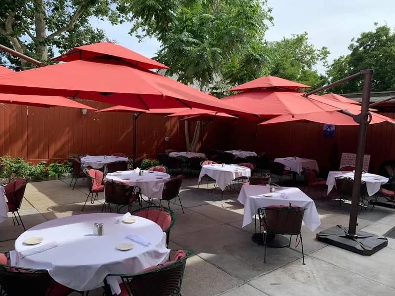 Cap's Oak Street Bar & Grill — venue photo